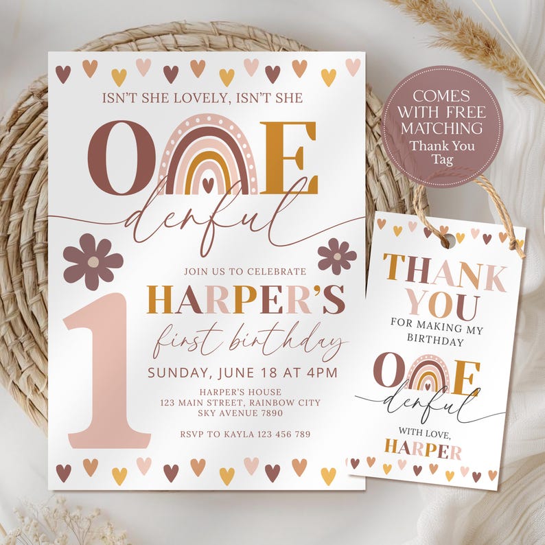 Peut inclure: Une invitation d'anniversaire et une &eacute;tiquette de remerciement assortie. L'invitation comporte le texte "Isn't she lovely, isn't she" et "Harper's first birthday". Le design comprend un arc-en-ciel et des c&oelig;urs.