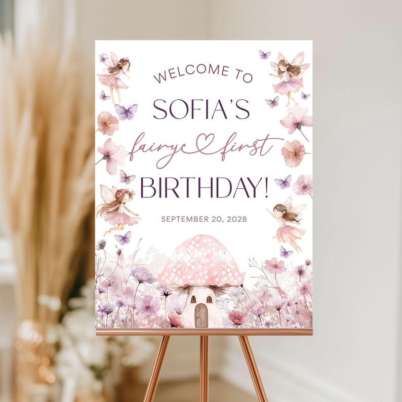 Puede incluir: Un letrero de bienvenida para el primer cumplea&ntilde;os de Sof&iacute;a, con un tema de hadas. El letrero incluye el texto "Welcome to Sofia's fairy first BIRTHDAY!" con hadas, mariposas, flores y una casa de champi&ntilde;ones. La fecha es el 20 de septiembre de 2028.