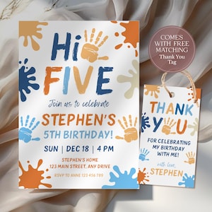 Puede incluir: Una invitación de cumpleaños y una etiqueta de agradecimiento a juego. La invitación dice "Hi FIVE" y "¡5º Cumpleaños de Stephen!" con diseños de huellas de manos y salpicaduras de pintura en azul, naranja y beige. La etiqueta dice "Gracias".