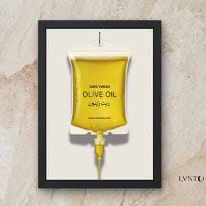 Op de afbeelding: Een ingelijste kunstprint met een infuuszak gevuld met olijfolie. De zak toont de tekst "100% Virgin Olive Oil" in het Engels en Arabisch. De print zit in een zwart frame en staat tegen een neutrale achtergrond.