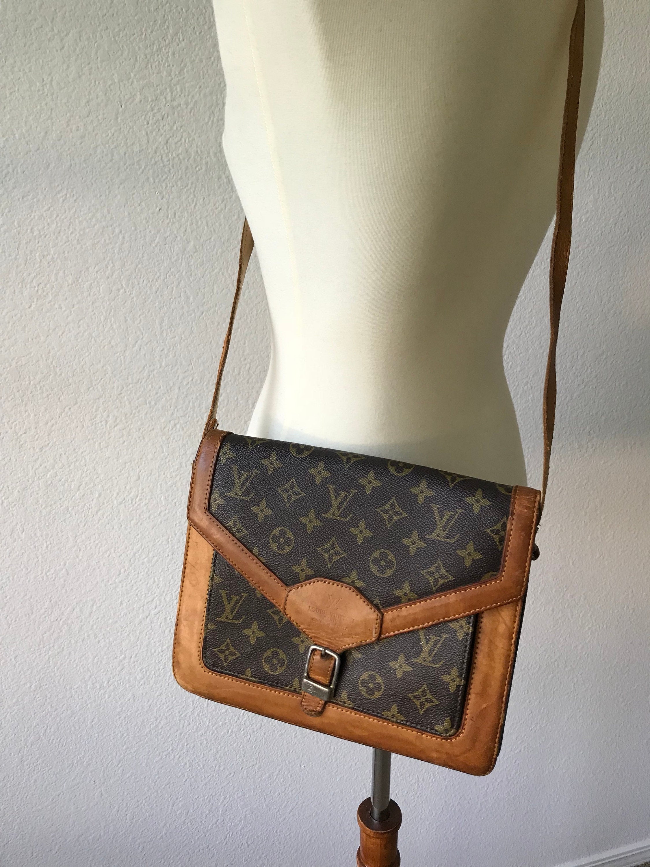 Louis Vuitton Envelope Shoulder Bags