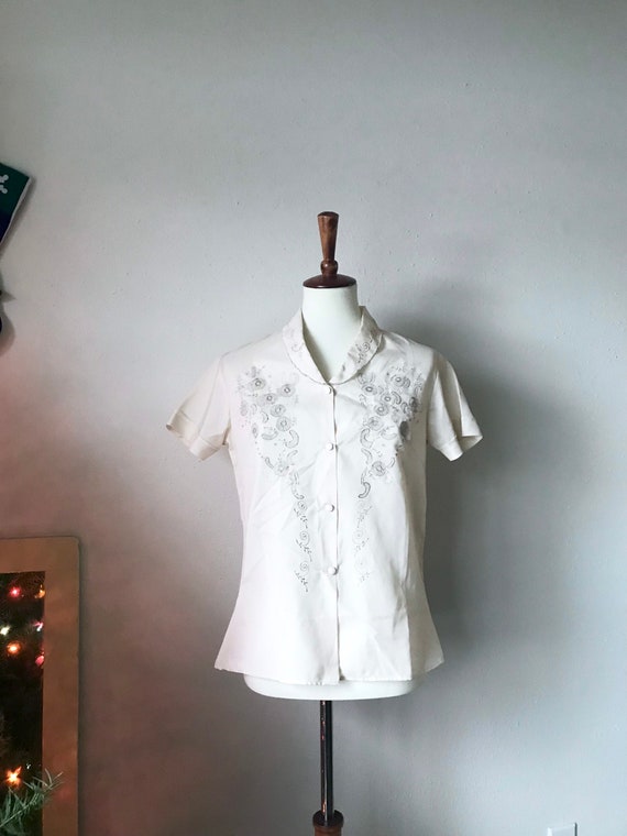 10 Dollar SALE - Vintage silky embroidered women’s