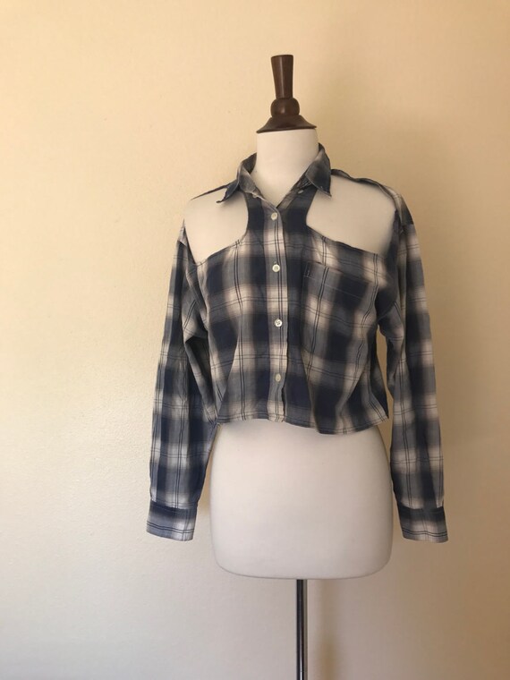 Grungey open shoulder plaid button up - image 3