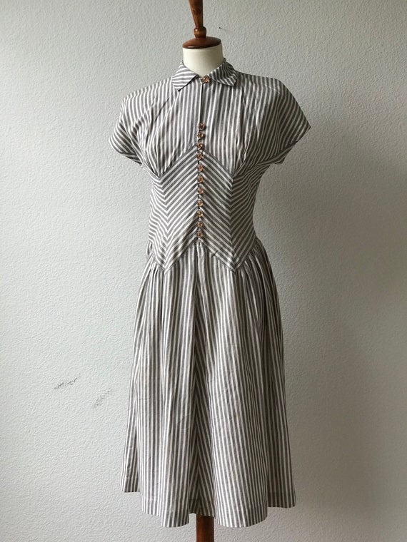 Vintage grey 1940s striped chevron collar dress s… - image 3