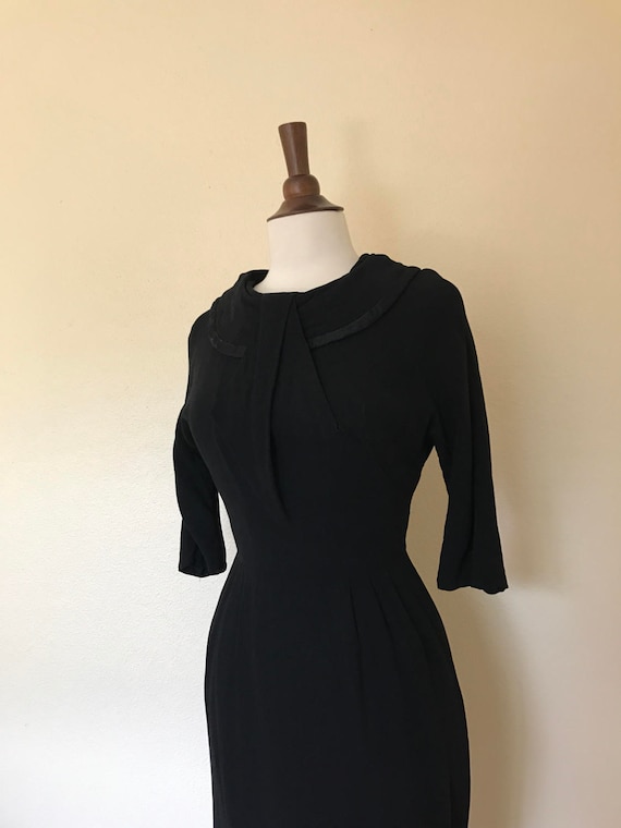 Vintage black wiggle dress 1950s size S silk neck… - image 2