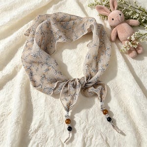 Floral Triangle Scarf Women, Spring Summer Neck Scarf, Lightweight Bandana Scarf, Cottagecore Neckerchief, Boho Hair Scarf, French Neck Tie Gray Floral