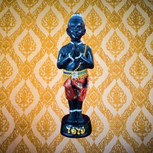 Statuetka bóstwa tajskiego Ai Khai – figurka chłopca przynoszącego szczęście – ręcznie robiony amulet bogactwa – pobłogosławiony w Wat Chedi – dekoracja ołtarza dobrobytu