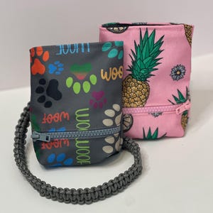 Borsa porta snack 2 in 1 per cani: compatta, elegante e pratica con scomparto integrato per sacchetti per escrementi