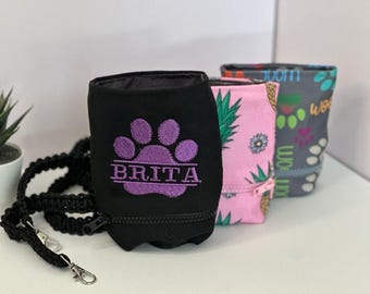 Borsa porta snack per cani 2 in 1: compatta, elegante e pratica, con scomparto integrato per sacchetti per le deiezioni. È possibile richiedere ricamo e tracolla.
