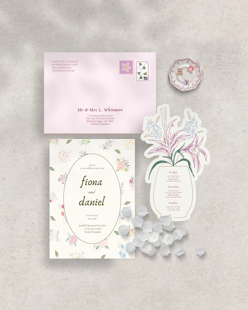 Peut inclure: Ensemble de papeterie de mariage comprenant une enveloppe rose avec des timbres floraux, une invitation florale et une carte en forme de vase avec un motif floral. Des p&eacute;tales de fleurs blancs sont dispers&eacute;s.