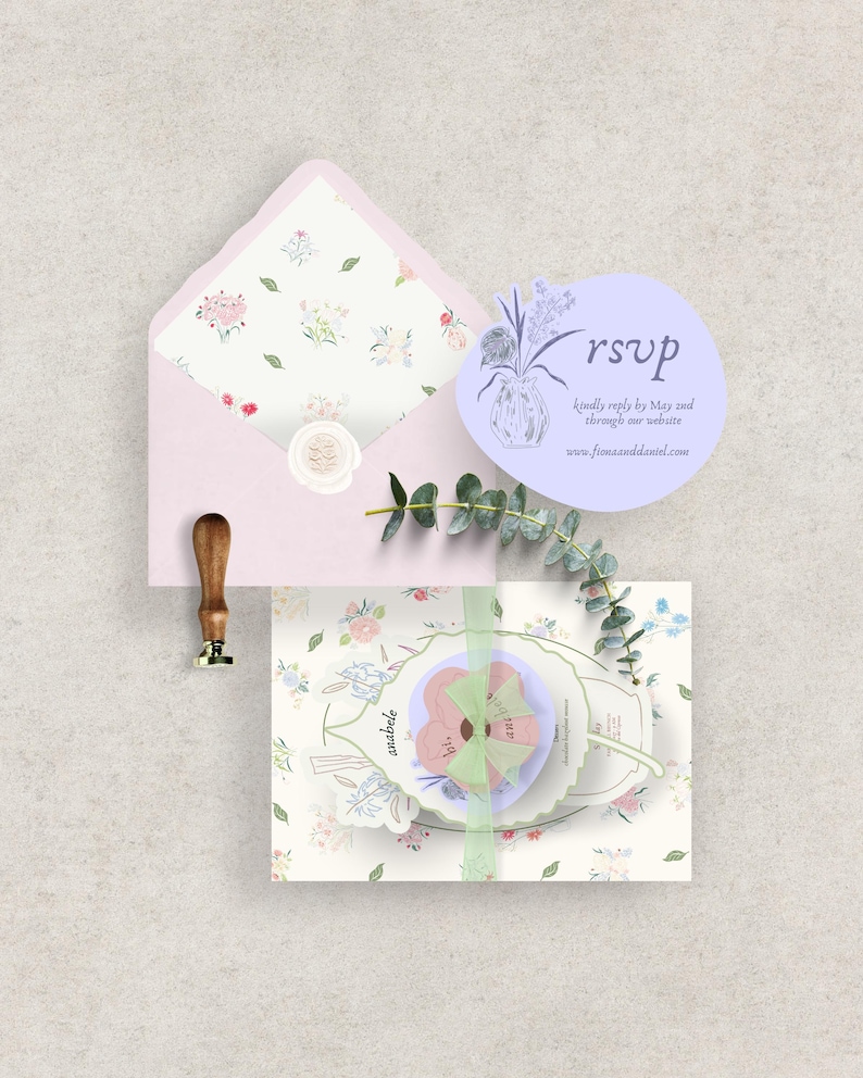 Peut inclure: Une enveloppe rose clair avec une doublure &agrave; motifs floraux, une carte RSVP ronde et une invitation d&eacute;corative avec un motif floral. Un tampon &agrave; cacheter &agrave; manche en bois et des brins de verdure compl&egrave;tent l'ensemble de papeterie.