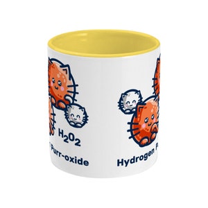 K&ouml;nnte beinhalten: Wei&szlig;e Keramiktasse mit gelbem Rand. Die Tasse zeigt eine Cartoon-Illustration von orangefarbenen Katzen mit dem Text "H2O2 Purr-oxide" und "Hydrogen Purr-oxide".