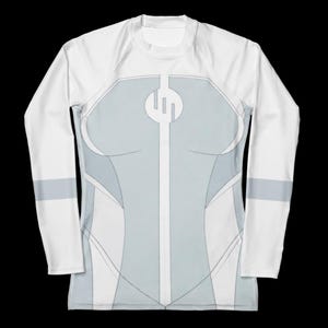 Könnte beinhalten: Eine weiße Keramik-Tasse mit schwarzem Henkel und dem Text "But First, Coffee" in fetter, schwarzer Schrift. Die Tasse steht auf einer Holzoberfläche. Die Tasse ist etwa 10 cm hoch.