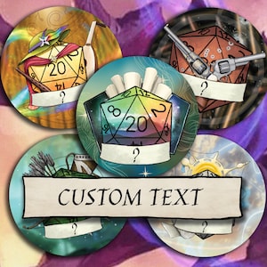 Könnte beinhalten: Fünf runde, farbenfrohe Designs mit einem zwanzigseitigen Würfel als zentralem Element. Jedes Design hat ein anderes Thema, darunter eine Pistole, Pfeil und Bogen und einen Hut. Ein Design zeigt den Text "CUSTOM TEXT" auf einem Banner.