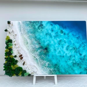 Arte oceánico personalizado en resina epoxi 3D artesanal: Playa tropical con exuberante vegetación