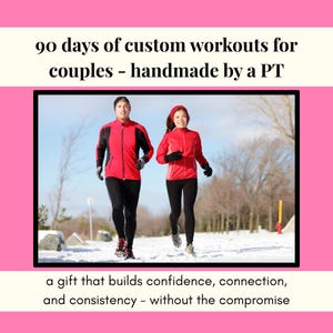 Może przedstawiać: Zdjęcie pary biegającej na zewnątrz zimą. Oboje mają na sobie czerwone kurtki i czarne spodnie sportowe. Tekst brzmi: "90 dni spersonalizowanych treningów dla par - ręcznie robione przez PT" oraz "prezent, który buduje pewność siebie, więź i konsekwencję - bez kompromisów."