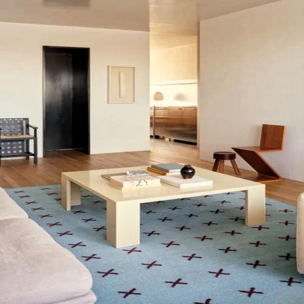 Handgewebter Teppich im geometrischen Design aus Flachgewebe in Blau und Bordeaux