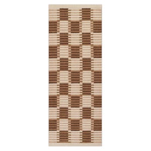 Könnte beinhalten: Ein rechteckiger Teppich mit geometrischem Muster. Der Teppich hat ein sich wiederholendes Schachbrettmuster in Braun- und Beigetönen. Das Muster besteht aus abwechselnden Quadraten und Streifen, wodurch ein strukturierter Look entsteht.