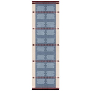 Puede incluir: Una alfombra rectangular con un patrón geométrico. La alfombra presenta una columna central de rectángulos azul claro separados por rayas horizontales de color rojo oscuro. Los lados están bordeados por rayas verticales de color crema.