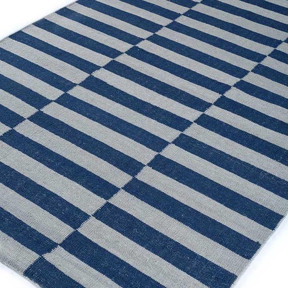 幾何学模様の手織りウールラグ 手織りコットンウールラグ | 青と白の幾何学模様の平織りウールラグ