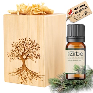 Könnte beinhalten: Ein Holzdiffusor mit einem Baumdesign und eine kleine Flasche mit 100% Zirbe (Pinus Cembra) ätherischem Öl. Das Flaschenetikett lautet "Reines Ätherisches Öl". Der Diffusor wird mit Liebe in den Tiroler Alpen hergestellt.