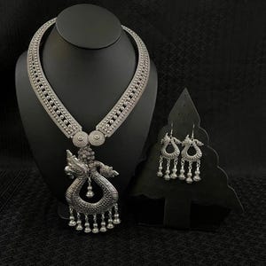 Thai Traditional Necklace and Earrings Set – Classic Ornate Design – Gold Tone Jewelry for Thai Dress or Special Occasions
