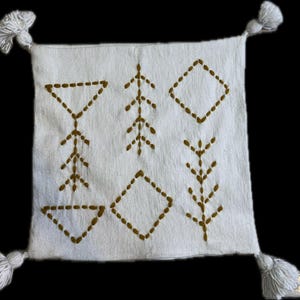 Handbesticktes Berberkissen aus weißer Baumwolle mit senffarbenen geometrischen Mustern und Pompons, handgefertigter Boho-Chic-Bezug aus Marokko