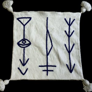 Handbesticktes marokkanisches Kissen mit Schutzauge und Berbersymbolen, aus weißer und nachtblauer Baumwolle mit Pompons, handgemachtes Boho-Chic-Dekor