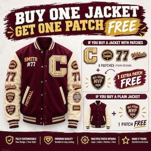 Op de afbeelding: Een bordeauxrode en crèmekleurige varsity-jas met diverse patches, waaronder de tekst Smith #77, Coastal University, Wildcats en All-Star MVP 2020. De afbeelding toont promotietekst over een gratis patch bij aankoop van een jas.