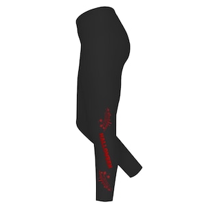Pode incluir: Leggings pretas com um design vermelho de Halloween. A palavra "HALLOWEEN" é impressa verticalmente em vermelho na lateral da perna, acompanhada por um padrão decorativo. As leggings são feitas de material elástico.