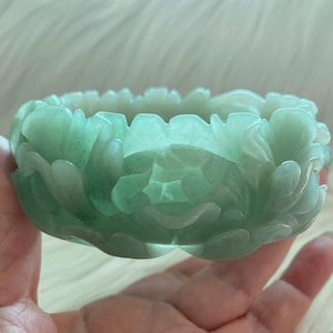 Bracciale rigido in quarzite Shetaicui verde tenue 佘太翠 / Fiori e foglie intagliati / Bracciale largo e vistoso / 63,7 mm