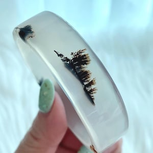 Vitt dendritiskt 51 mm mossagatarmband, armband med naturskönt landskap, mjölkig genomskinlig sten