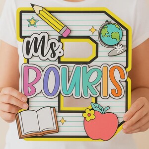 Letrero personalizado para puerta de profesor/a hecho a mano: nombre con lápiz, arte de madera 3D personalizado, decoración para el aula, regalo de vuelta al cole.