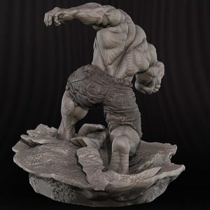 K&ouml;nnte beinhalten: Graue Statue einer muskul&ouml;sen Figur in zerrissenen Jeansshorts, die sich kraftvoll pr&auml;sentiert. Die Figur ist mit detaillierter Muskulatur modelliert und steht auf einem felsigen Untergrund, vor dunklem Hintergrund.