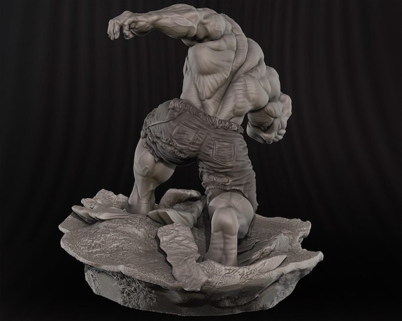 K&ouml;nnte beinhalten: Graue Statue einer muskul&ouml;sen Figur in zerrissenen Jeansshorts, die sich kraftvoll pr&auml;sentiert. Die Figur ist mit detaillierter Muskulatur modelliert und steht auf einem felsigen Untergrund, vor dunklem Hintergrund.