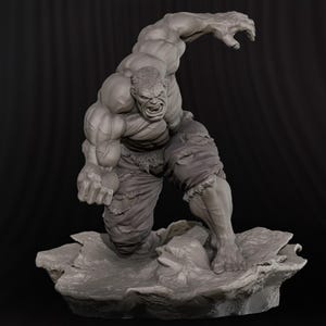 K&ouml;nnte beinhalten: Eine graue Skulptur von Hulk in einer dynamischen Pose, mit geballter Faust und offenem Mund, auf einem felsigen Sockel. Die Figur tr&auml;gt zerrissene Hosen und zeigt detaillierte Muskeln und einen wilden Ausdruck.