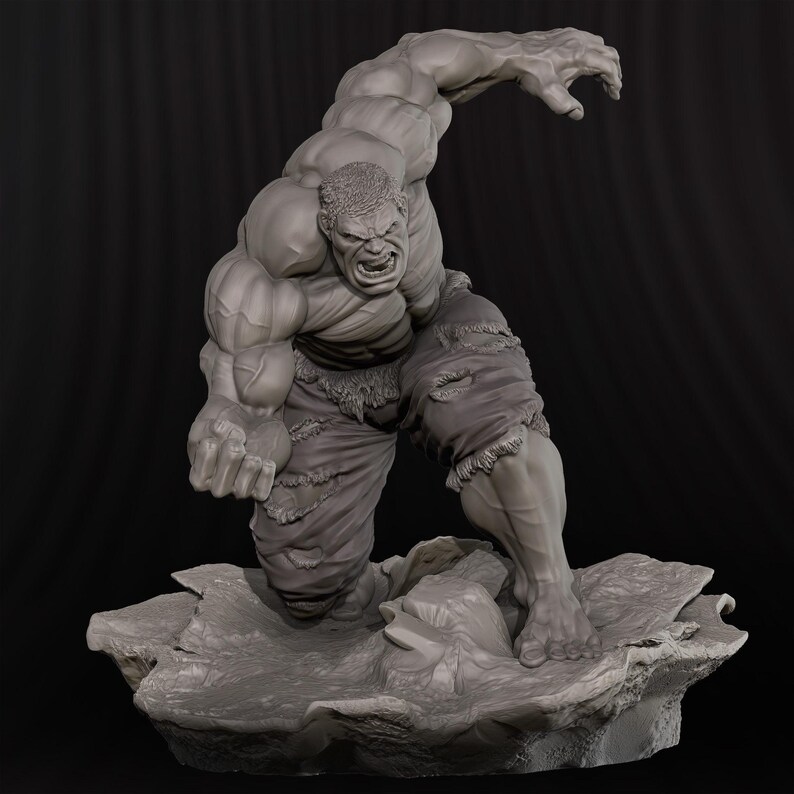 K&ouml;nnte beinhalten: Eine graue Skulptur von Hulk in einer dynamischen Pose, mit geballter Faust und offenem Mund, auf einem felsigen Sockel. Die Figur tr&auml;gt zerrissene Hosen und zeigt detaillierte Muskeln und einen wilden Ausdruck.