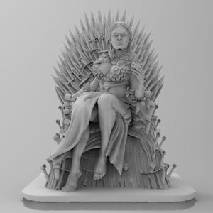 Könnte beinhalten: Graustufen-Skulptur einer Figur, die auf einem Thron aus Schwertern sitzt. Die Figur trägt ein detailliertes Gewand und eine Krone. Der Thron hat eine hohe Rückenlehne mit zahlreichen Schwertern. Die Skulptur steht auf einem rechteckigen Sockel.