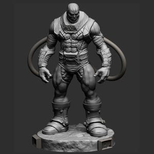 K&ouml;nnte beinhalten: Ein detailliertes, graues 3D-gedrucktes Modell einer Superheldenfigur mit muskul&ouml;sem K&ouml;rperbau, die einen detaillierten Anzug mit einem gro&szlig;en, runden Nackenst&uuml;ck tr&auml;gt. Die Figur steht auf einem runden, grauen Steinsockel.