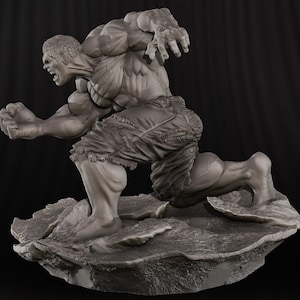 K&ouml;nnte beinhalten: Eine graue Skulptur von Hulk in einer dynamischen Pose, mitten im Schritt, mit einem wilden Ausdruck. Die Figur ist muskul&ouml;s und detailliert, tr&auml;gt zerrissene Shorts und steht auf einem felsigen Untergrund. Das Gesamtthema ist Superheldenkunst.