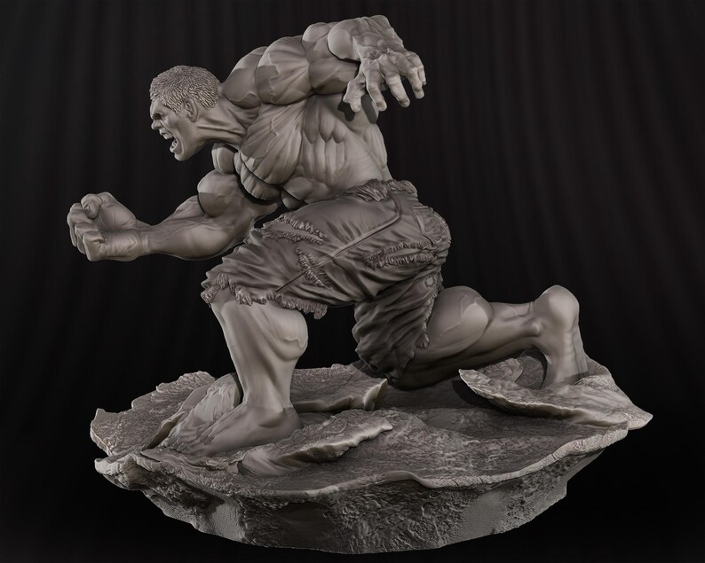 K&ouml;nnte beinhalten: Eine graue Skulptur von Hulk in einer dynamischen Pose, mitten im Schritt, mit einem wilden Ausdruck. Die Figur ist muskul&ouml;s und detailliert, tr&auml;gt zerrissene Shorts und steht auf einem felsigen Untergrund. Das Gesamtthema ist Superheldenkunst.