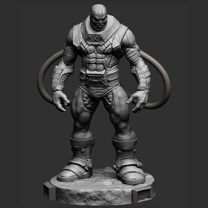 K&ouml;nnte beinhalten: Ein detailliertes, graues 3D-gedrucktes Modell einer Superheldenfigur mit muskul&ouml;sem K&ouml;rperbau, die einen detaillierten Anzug mit einem gro&szlig;en, runden Nackenst&uuml;ck tr&auml;gt. Die Figur steht auf einem runden, grauen Steinsockel.