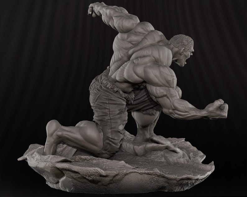 K&ouml;nnte beinhalten: Graue Skulptur von Hulk in dynamischer Pose, kniend mit einem Bein und Arm ausgestreckt. Die Figur ist muskul&ouml;s, mit detaillierter Definition, tr&auml;gt zerrissene Hosen. Die Skulptur steht auf einem felsigen Sockel vor dunklem Hintergrund.