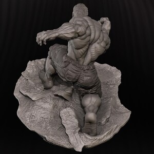 K&ouml;nnte beinhalten: Graue Skulptur einer muskul&ouml;sen Figur in einer hockenden Pose, mit detaillierter Muskulatur und Shorts. Die Figur befindet sich auf einer strukturierten, felsigen Basis vor einem schwarzen Hintergrund. Die Skulptur ist eine detaillierte Darstellung einer Comicfigur.