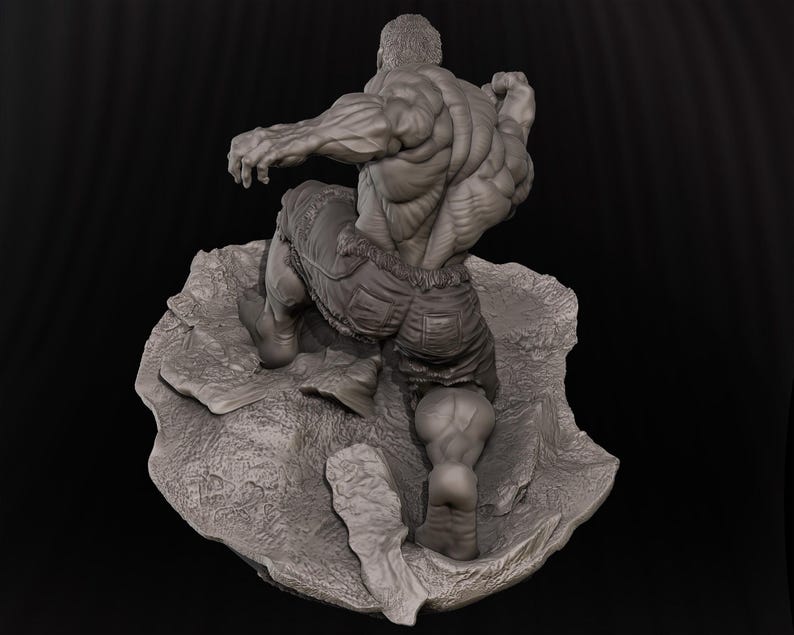 K&ouml;nnte beinhalten: Graue Skulptur einer muskul&ouml;sen Figur in einer hockenden Pose, mit detaillierter Muskulatur und Shorts. Die Figur befindet sich auf einer strukturierten, felsigen Basis vor einem schwarzen Hintergrund. Die Skulptur ist eine detaillierte Darstellung einer Comicfigur.