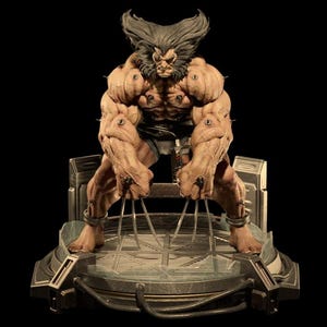 Könnte beinhalten: Detaillierte Figur eines muskulösen Charakters mit grimmigem Gesichtsausdruck, der metallische Klauen hält. Die Figur hat einen bräunlichen Hautton, dunkles Haar und posiert auf einer futuristischen Plattform. Der Hintergrund ist schwarz.