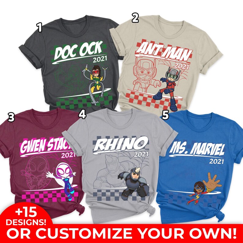 Pode incluir: Cinco camisetas de manga curta em cinza escuro, bege, bord&ocirc;, cinza e azul, cada uma com um personagem da Marvel, o nome, o ano 2021 e um padr&atilde;o xadrez. Um emblema circular vermelho no canto diz +15 DESIGNS!
