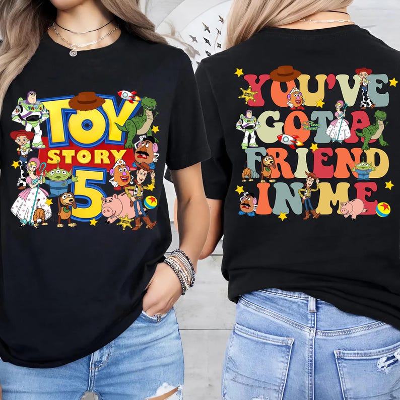 K&ouml;nnte beinhalten: Schwarzes T-Shirt mit Figuren aus dem Animationsfilm "Toy Story". Das Design auf der Vorderseite zeigt "Toy Story 5" mit Charakterillustrationen. Auf der R&uuml;ckseite steht der Satz "You've Got a Friend in Me" mit Charaktergrafiken.