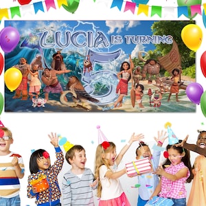 Puede incluir: Una pancarta con el texto "Luc&iacute;a cumple 5 a&ntilde;os" con personajes de dibujos animados y un tema tropical. La pancarta est&aacute; decorada con globos de varios colores, incluyendo rojo, amarillo, verde y morado, y est&aacute; rodeada de ni&ntilde;os.