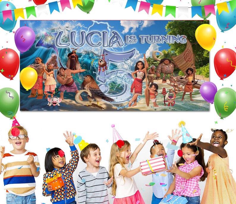 Puede incluir: Una pancarta con el texto "Luc&iacute;a cumple 5 a&ntilde;os" con personajes de dibujos animados y un tema tropical. La pancarta est&aacute; decorada con globos de varios colores, incluyendo rojo, amarillo, verde y morado, y est&aacute; rodeada de ni&ntilde;os.